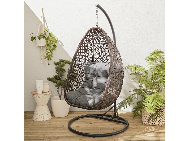 Fauteuil suspendu - Uovo - Loveuse suspendue en résine tressée marron et coussin épais gris. siège rétro en forme d'oeuf. hamac