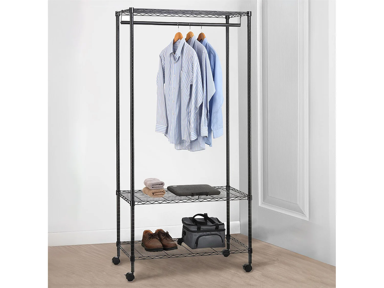 Portant à vêtements BRINDISI penderie simple sur roulettes vestiaire mobile avec 1 barre et 2 tablettes, en métal noir