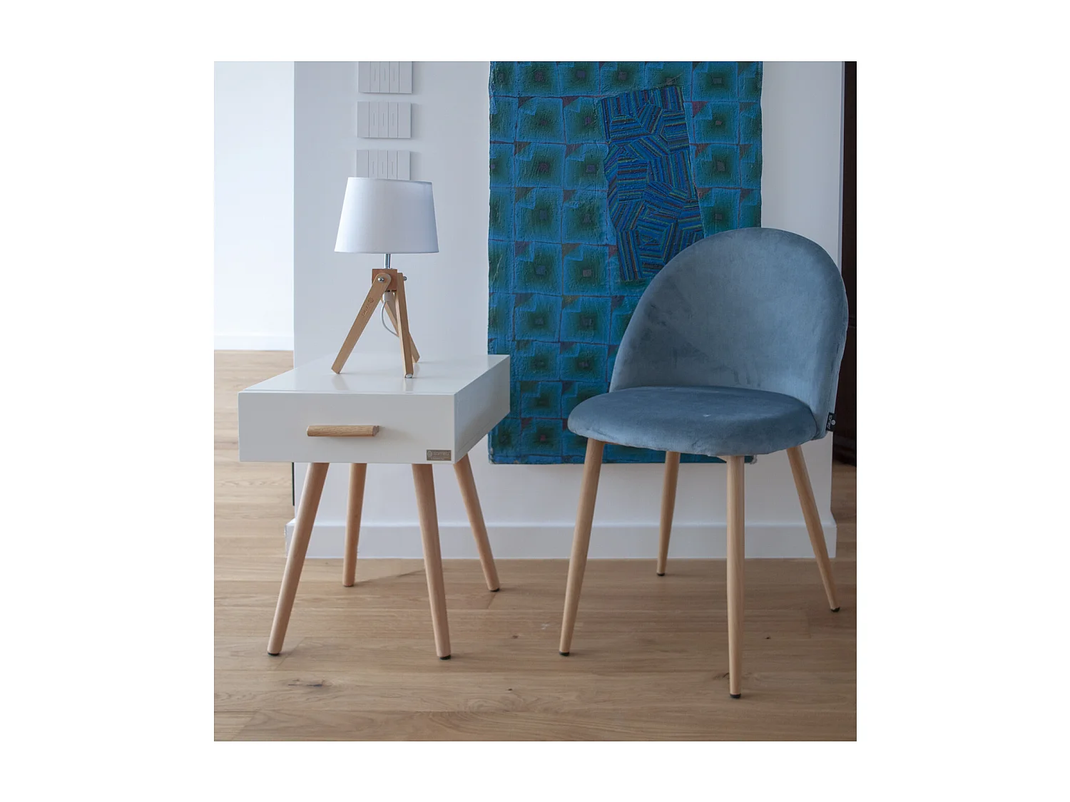 Comodino bianco con piedi in faggio linea Nordic