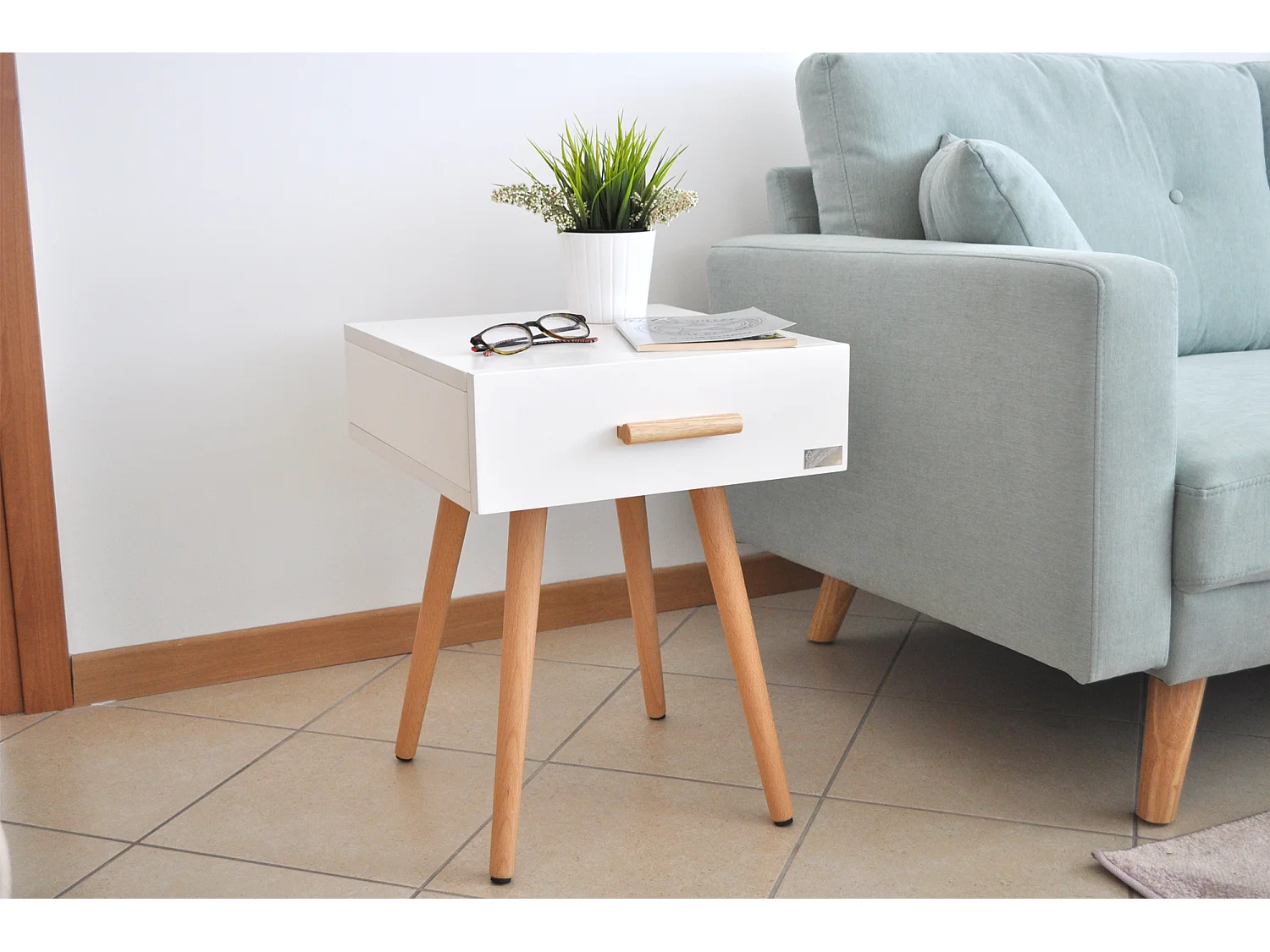 Comodino bianco con piedi in faggio linea Nordic