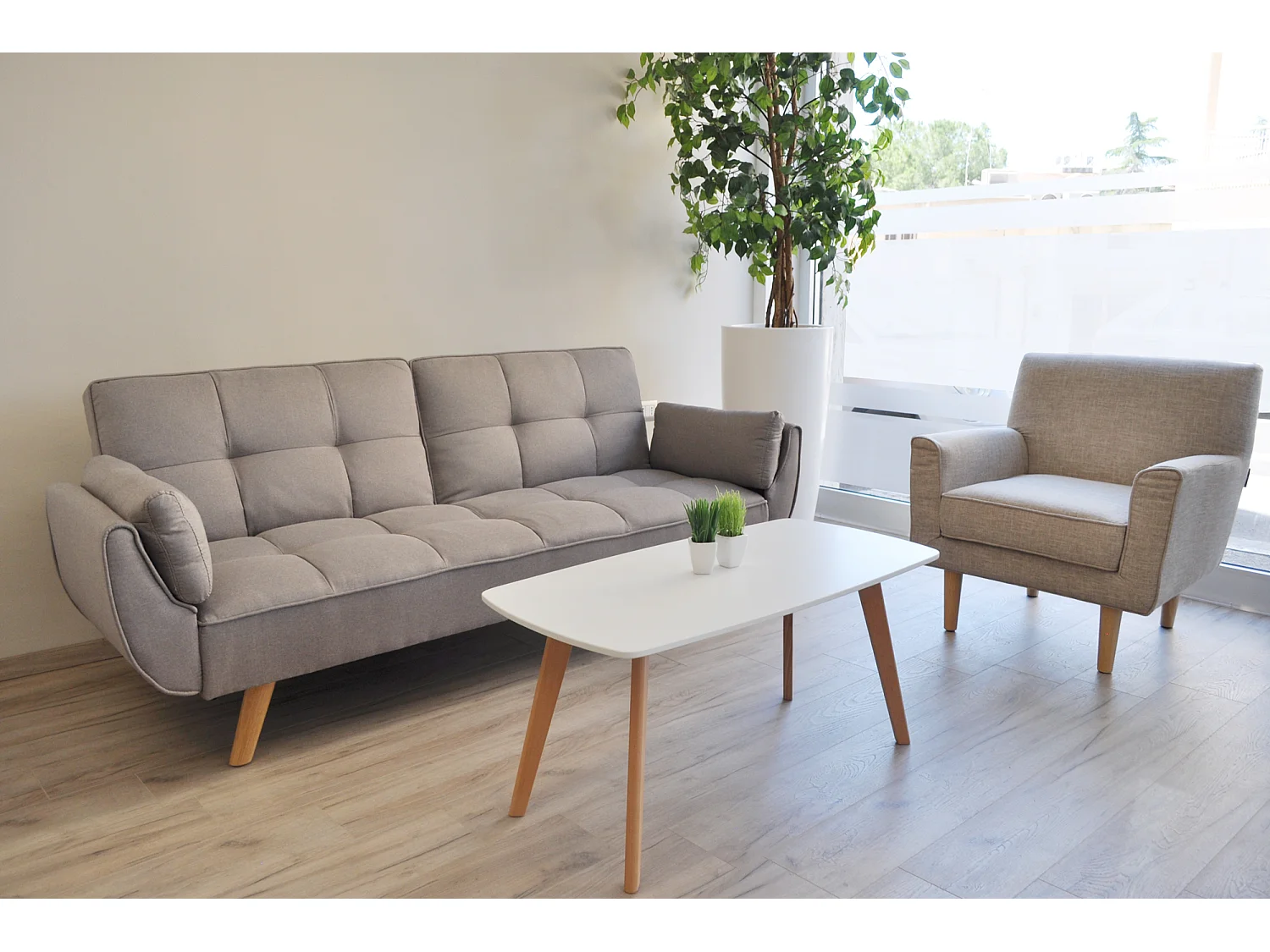 Tavolino da salotto mod. Pegaso con top bianco in mdf e piedi in legno