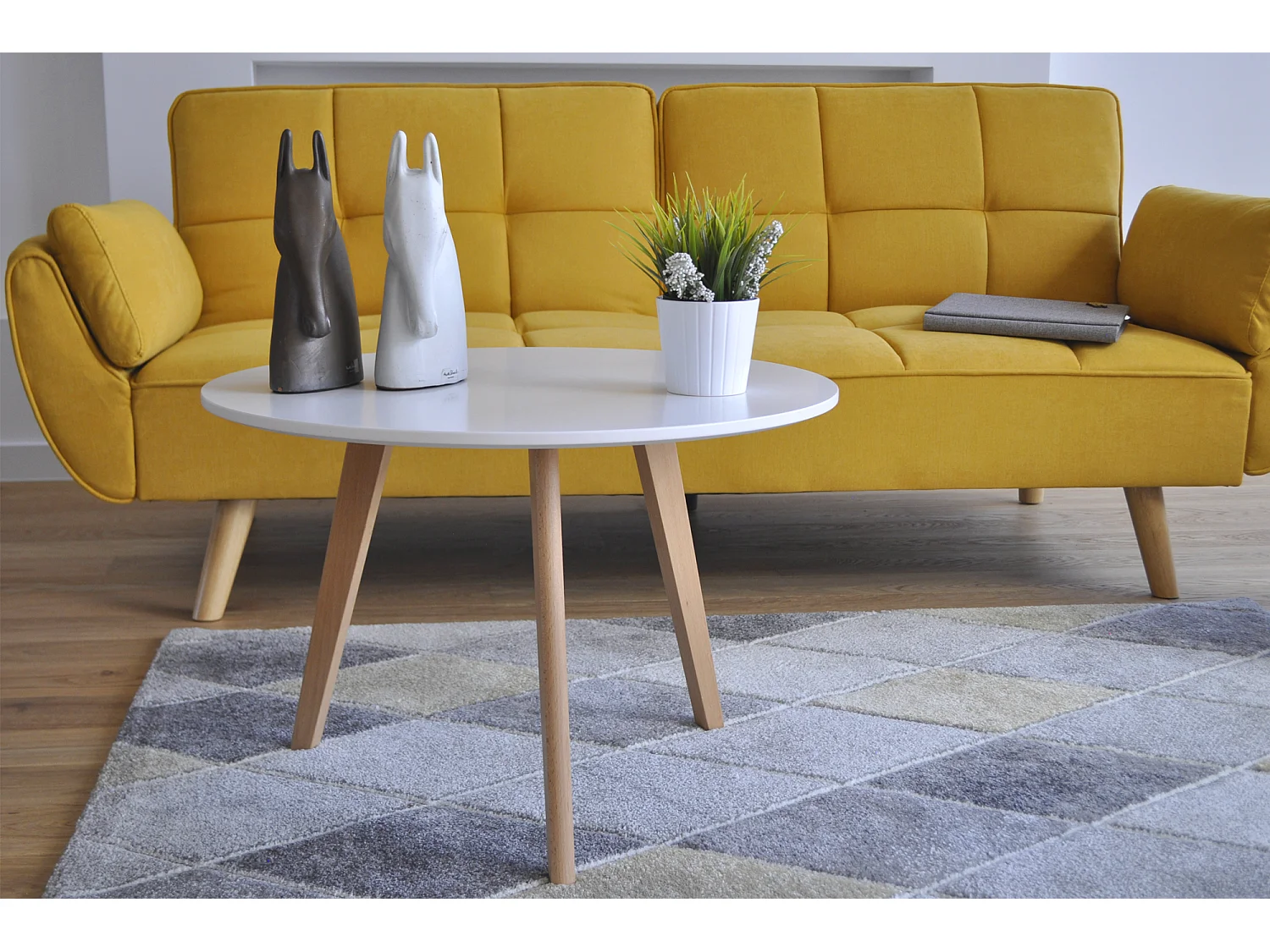 Tavolino rotondo da salotto mod. Oliver con top bianco in mdf e piedi in legno