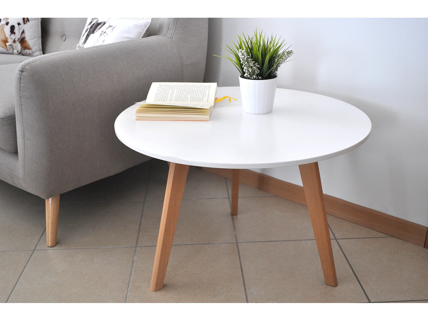 Tavolino rotondo da salotto mod. Oliver con top bianco in mdf e piedi in legno