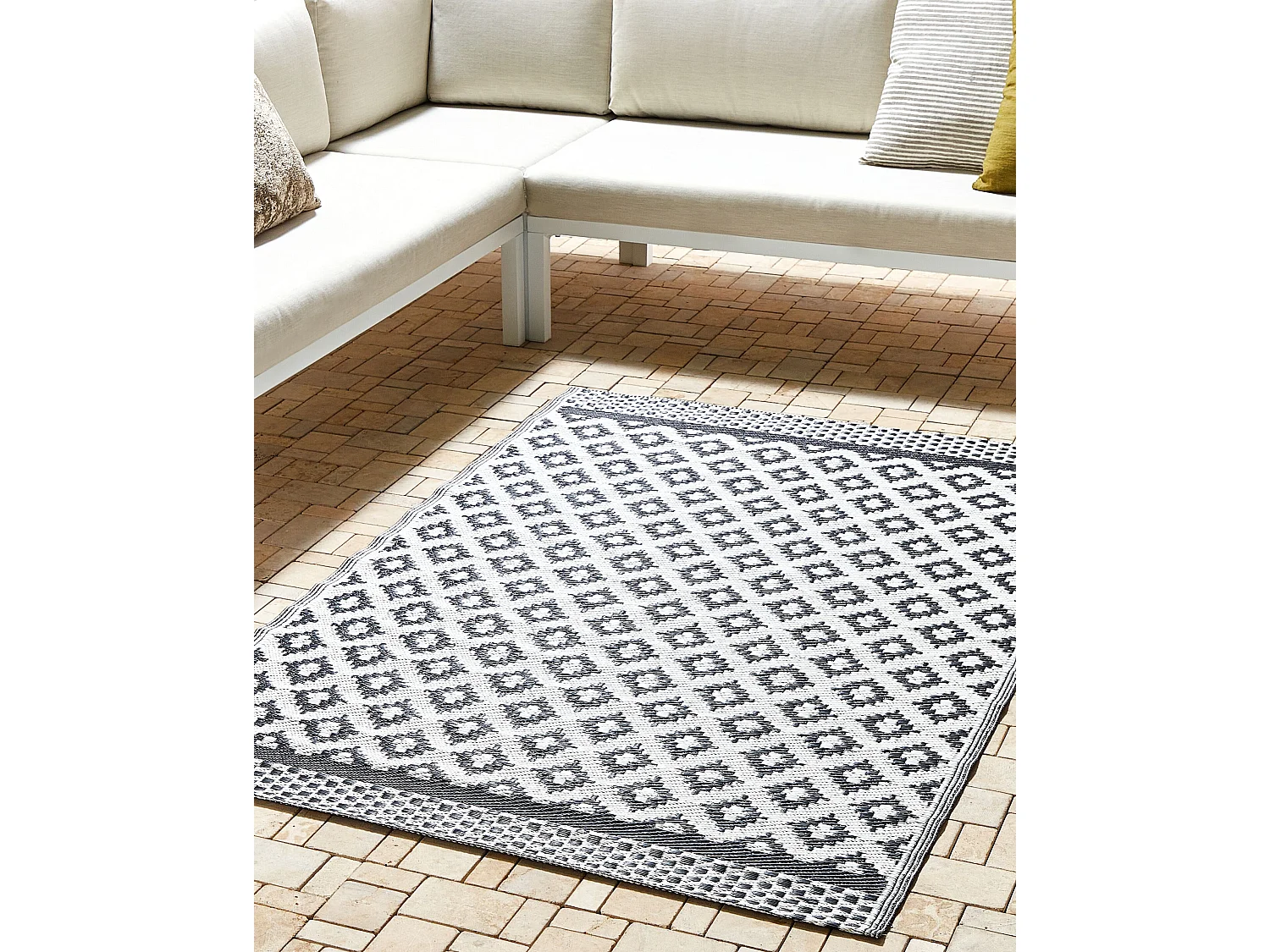 Rechteckiger Outdoor-Teppich in Schwarz mit modernem Muster 120x180 cm Thane