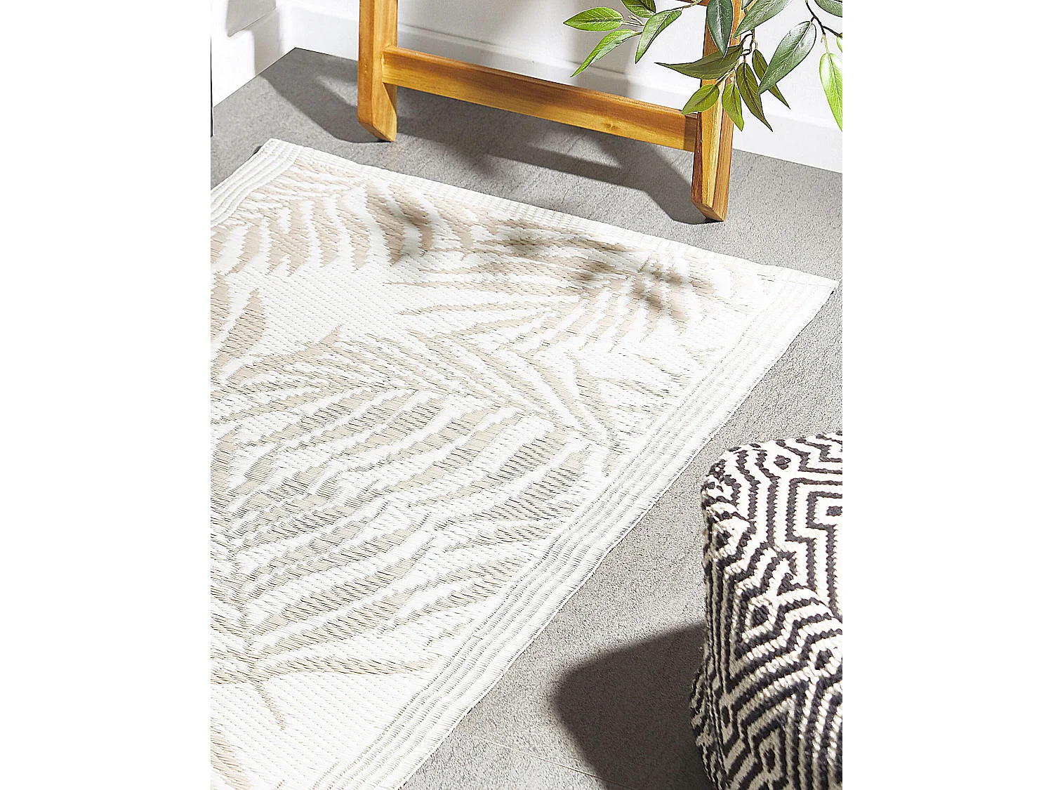 Tapis extérieur beige au motif feuilles de palmier 60 x 105 cm KOTA