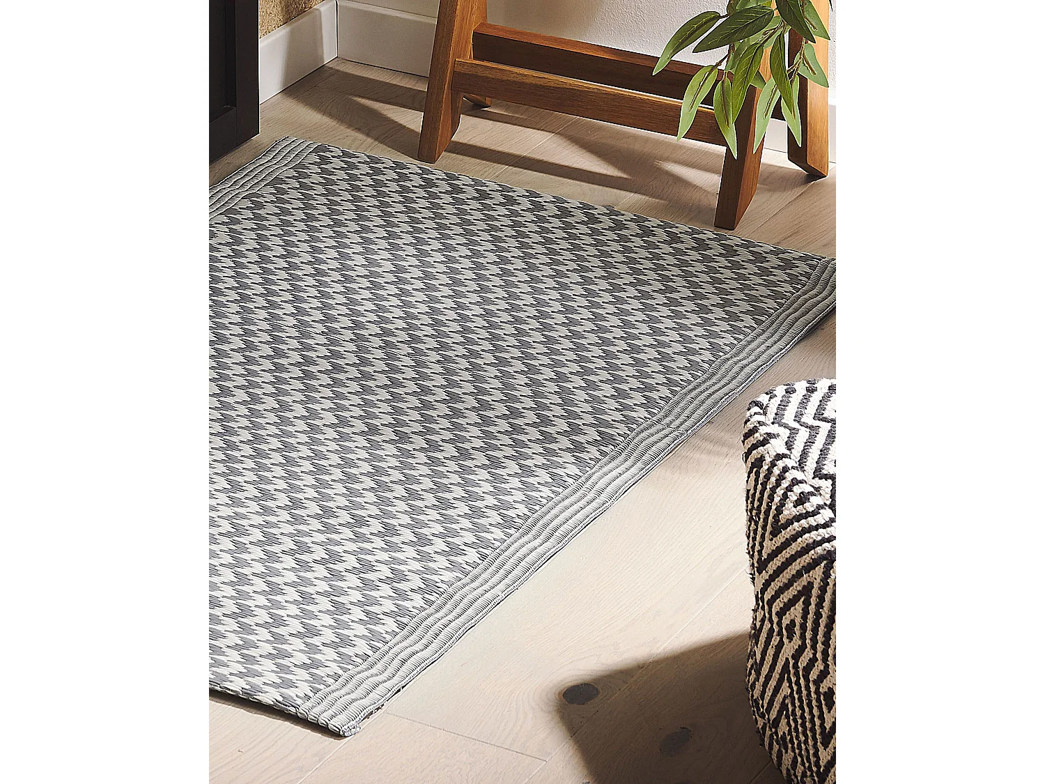 Rechteckiger Outdoor-Teppich in Grau mit modernem Zackenmuster 60x90 cm Mango