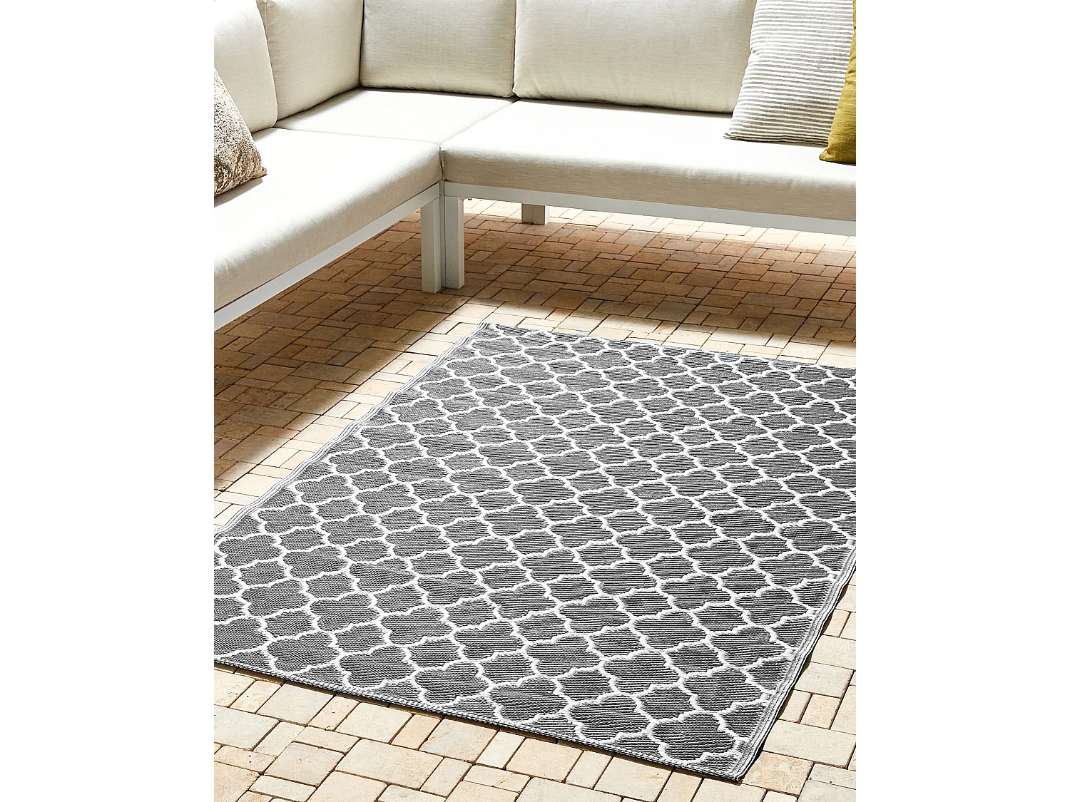 Outdoor Teppich grau 120x180 cm Kunststoffmatte marokkanisches Muster Surat