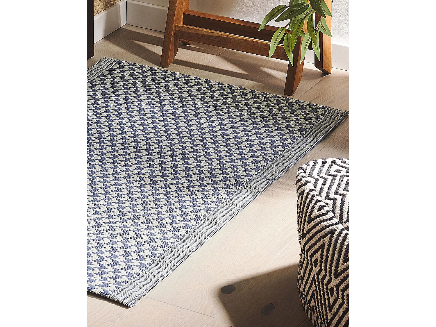 Rechteckiger Outdoor-Teppich in Blau mit modernem Zackenmuster 60x90 cm Mango