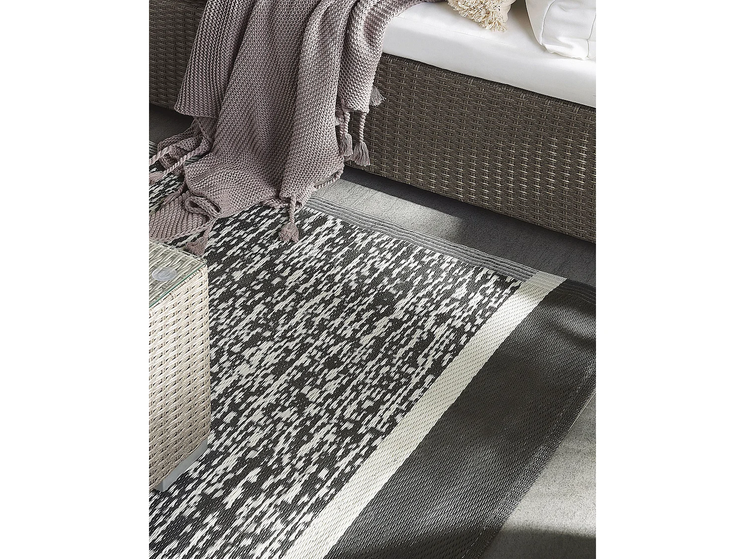 Dywan zewnętrzny 120 x 180 cm czarno-biały BALLARI