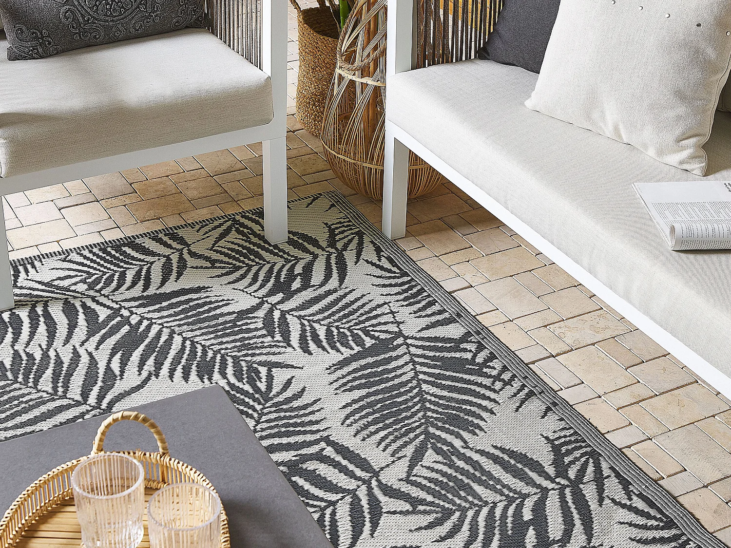 Tapis d'extérieur noir au motif feuilles de palmier 120 x 180 cm KOTA