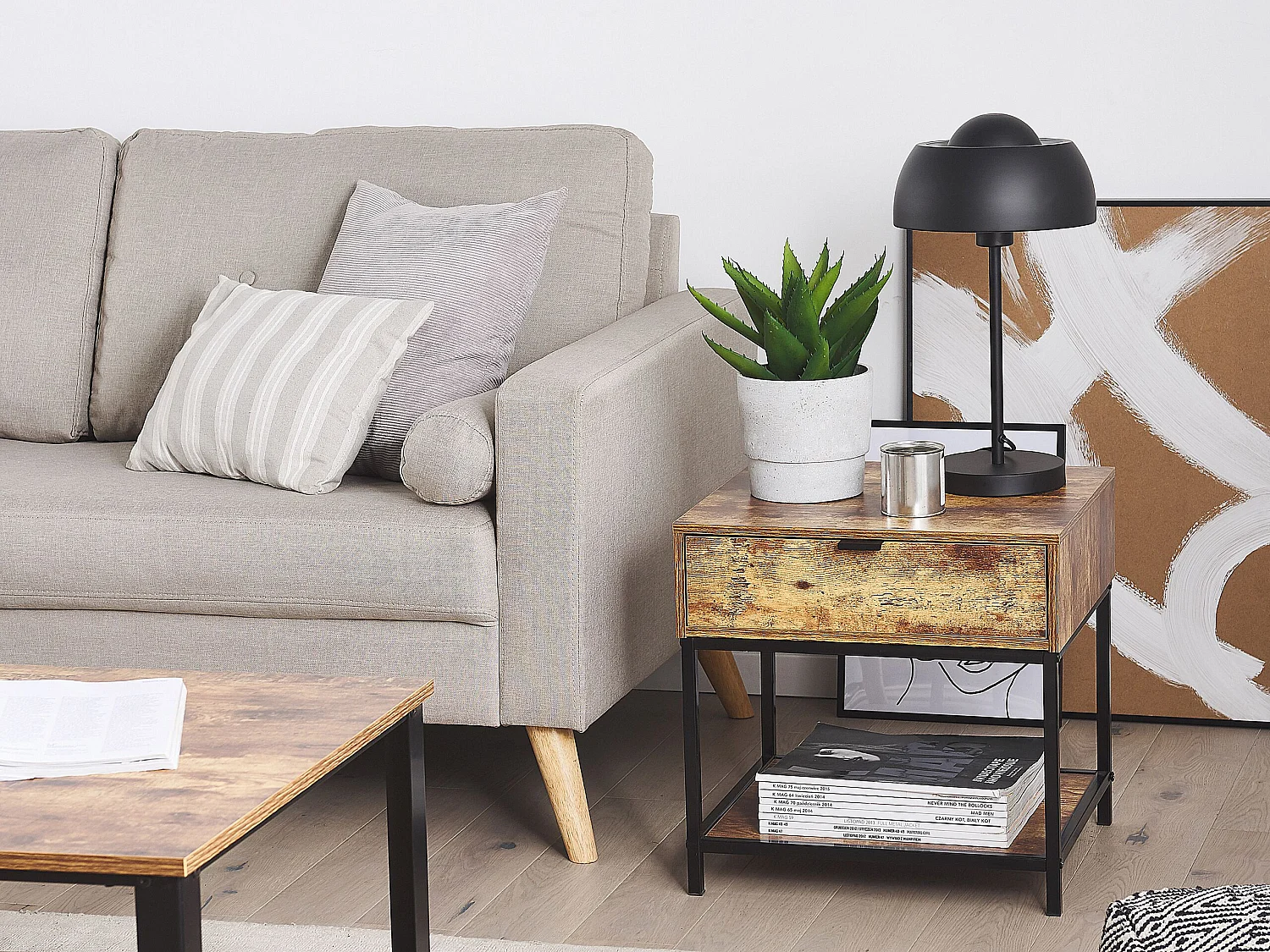 Attraktiver Beistelltisch im platzsparendem Design im dunkler Holzfarbton