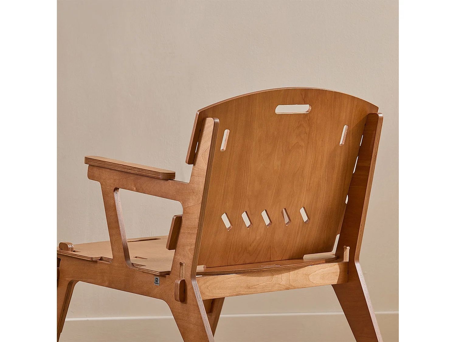 Krzesło z oparciem i podłokietnik HFST02-BR