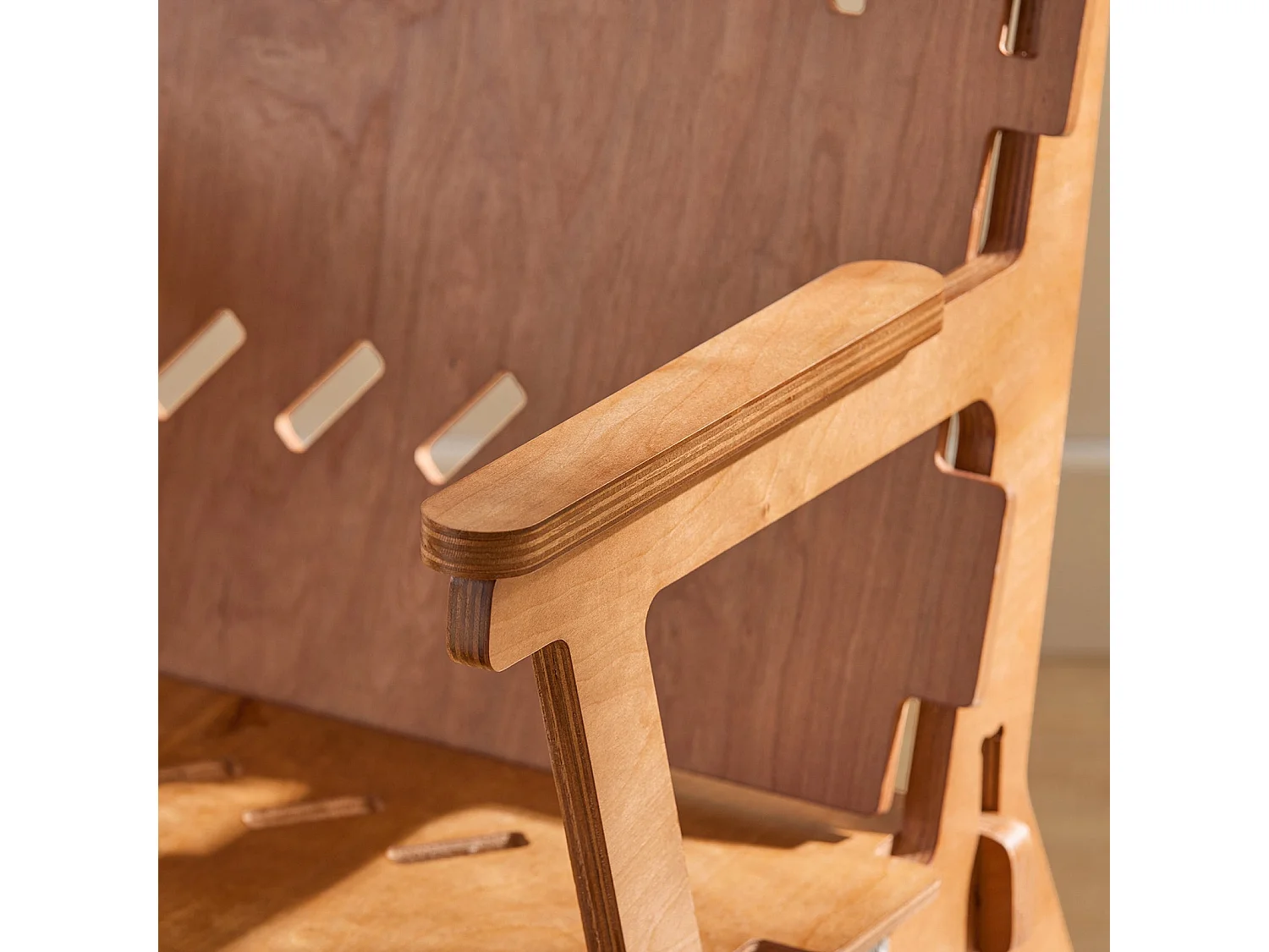 Krzesło z oparciem i podłokietnik HFST02-BR