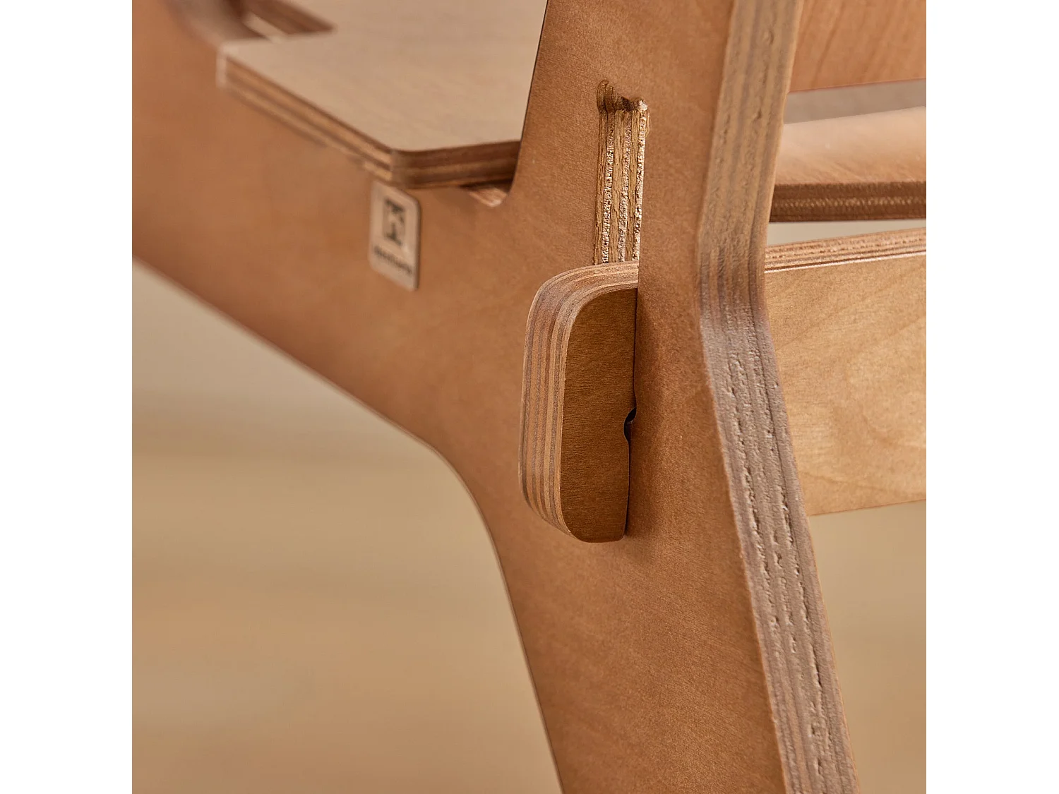 Krzesło z oparciem i podłokietnik HFST02-BR