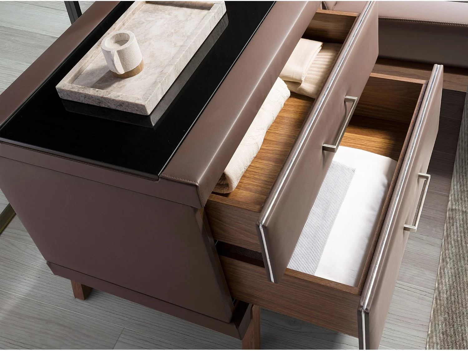 Table de chevet en simili cuir, noyer avec plateau en verre noir 7162 ANGEL CERDA