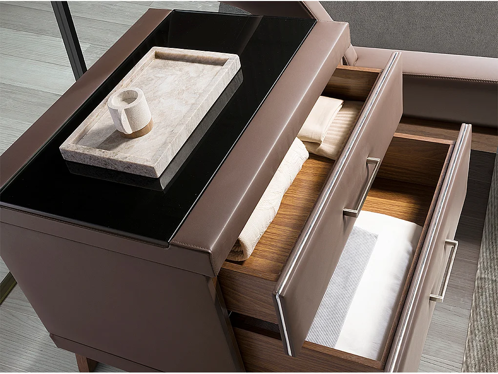 Table de chevet en simili cuir, noyer avec plateau en verre noir 7162 ANGEL CERDA