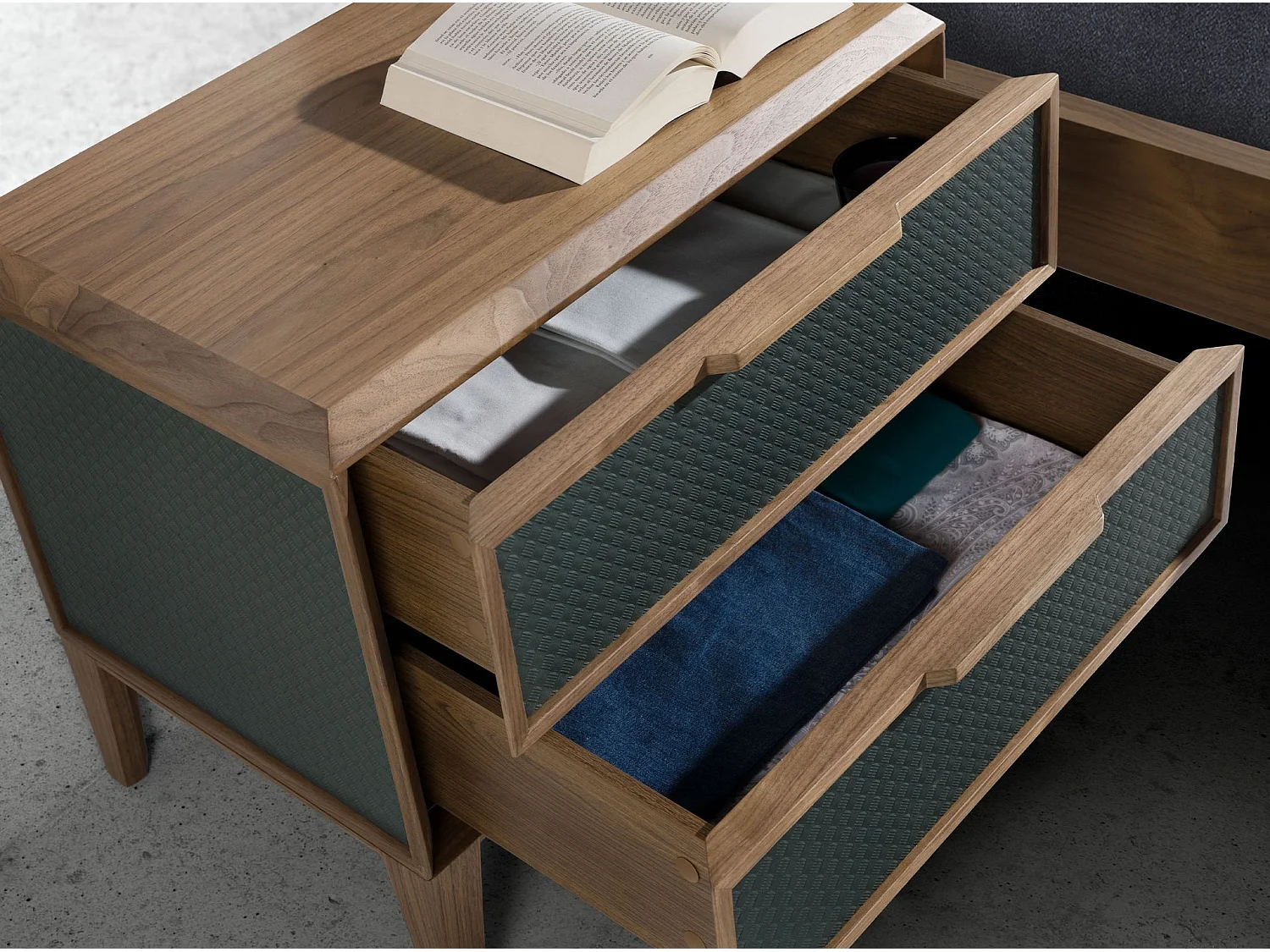 Nachttisch aus dunkelgrünem PVC und Walnussholz 7149 ANGEL CERDA