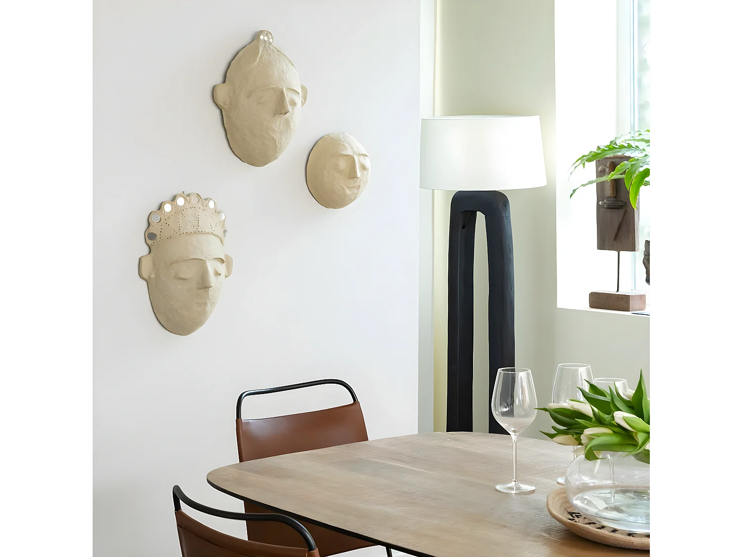 Máscara ovalada de papel maché Antoine para una decoración interior única