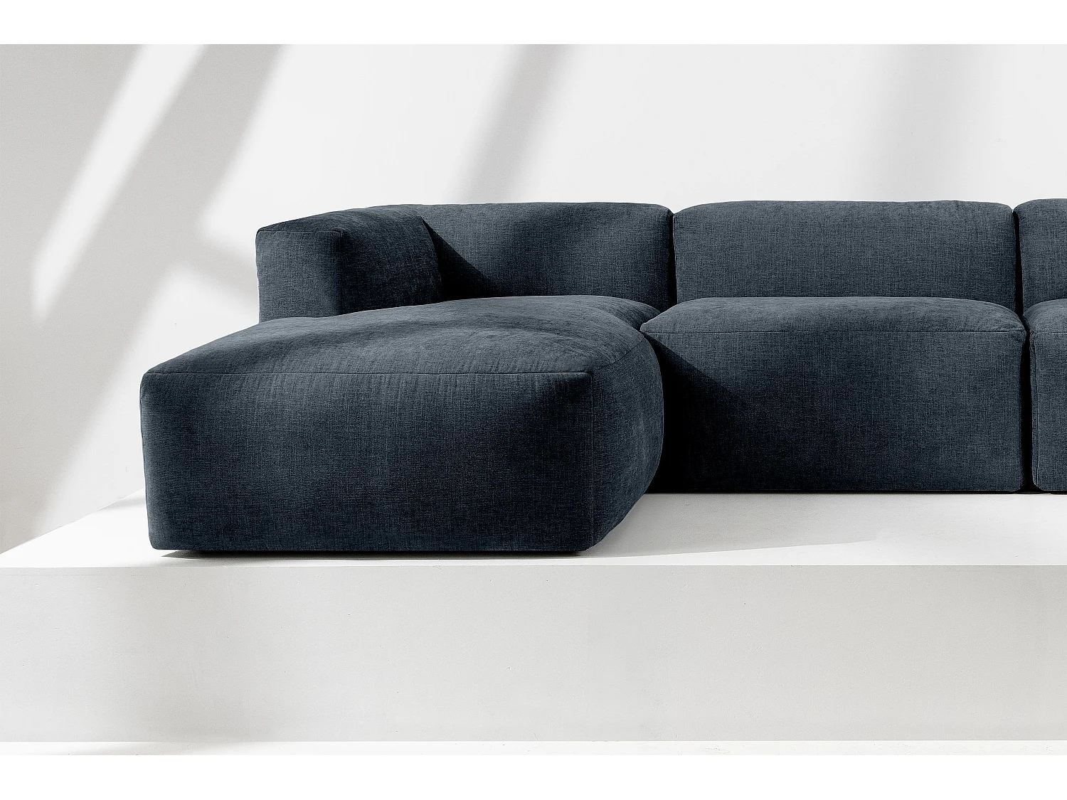 Canapé d'angle gauche avec assise extrêmement moelleuse et confortable - bleu foncé - BUFFO