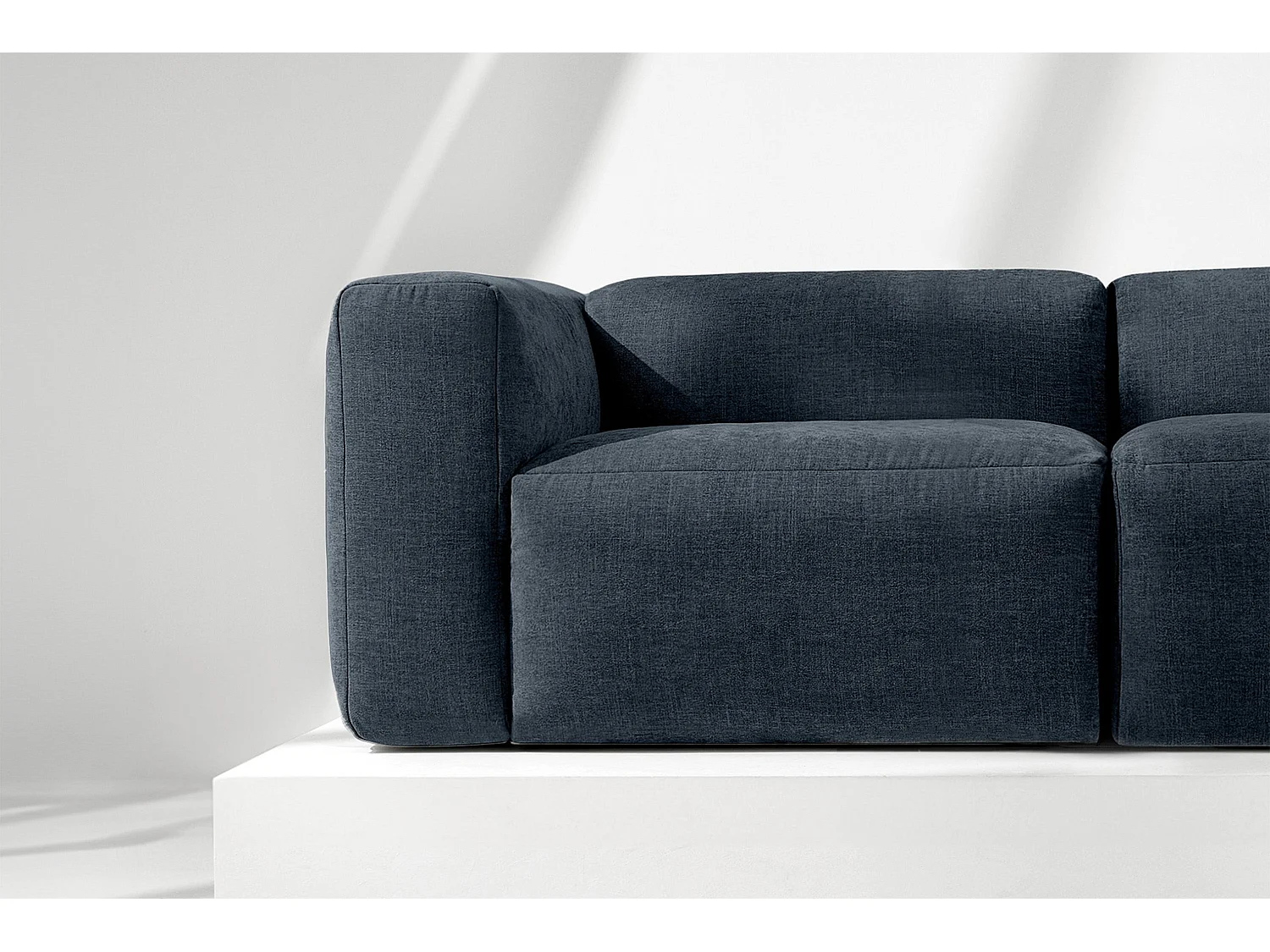 Canapé 2,5 places avec assise extrêmement moelleuse et confortable - bleu foncé - BUFFO