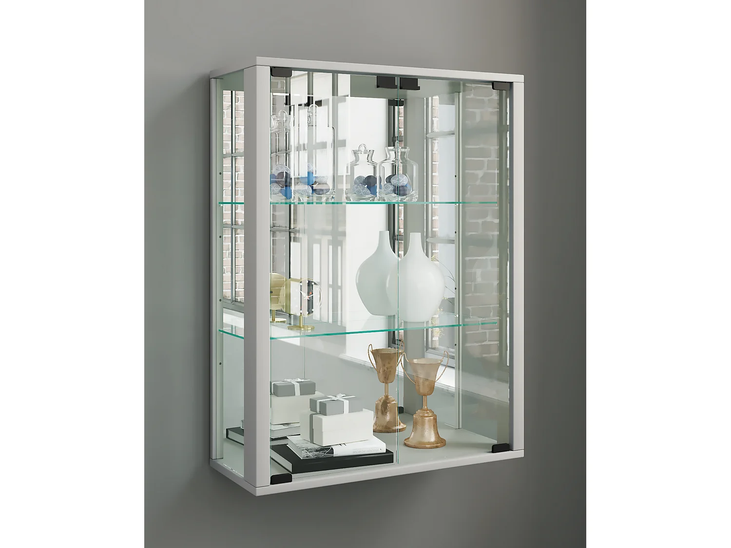 Udina vitrine accroché au mur avec miroir 2 portes en verre couleur argent.