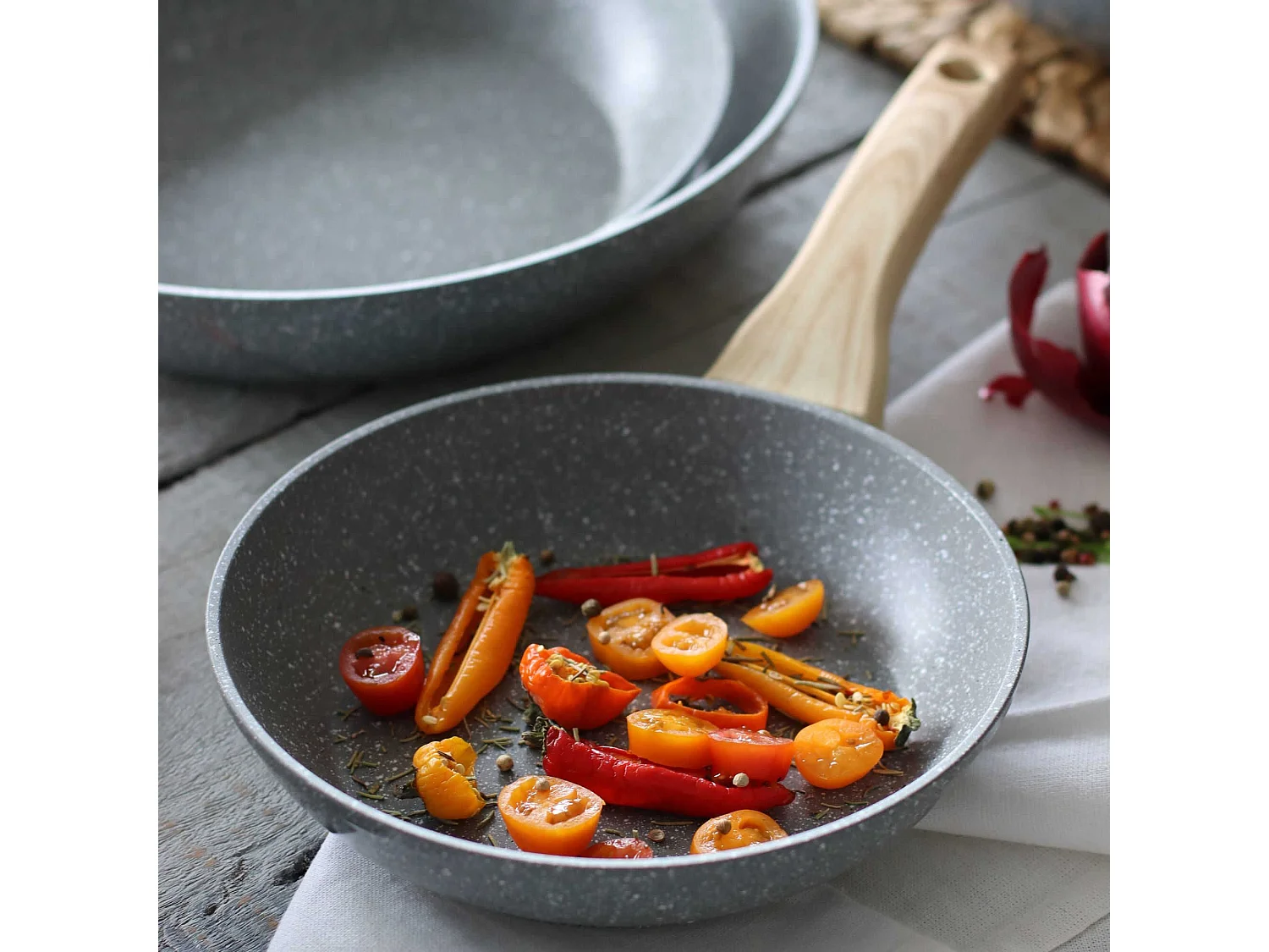 Menastyl - Poele Cannelle 24cm En Aluminium Avec Poignee En Bois Clair