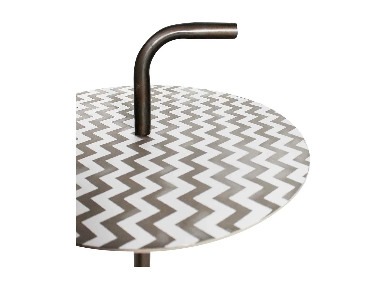 Bout de canapé motifs graphiques