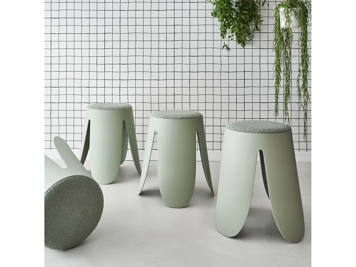 Set di 4 sgabelli impilabili in materiale bouclé, verde celadon