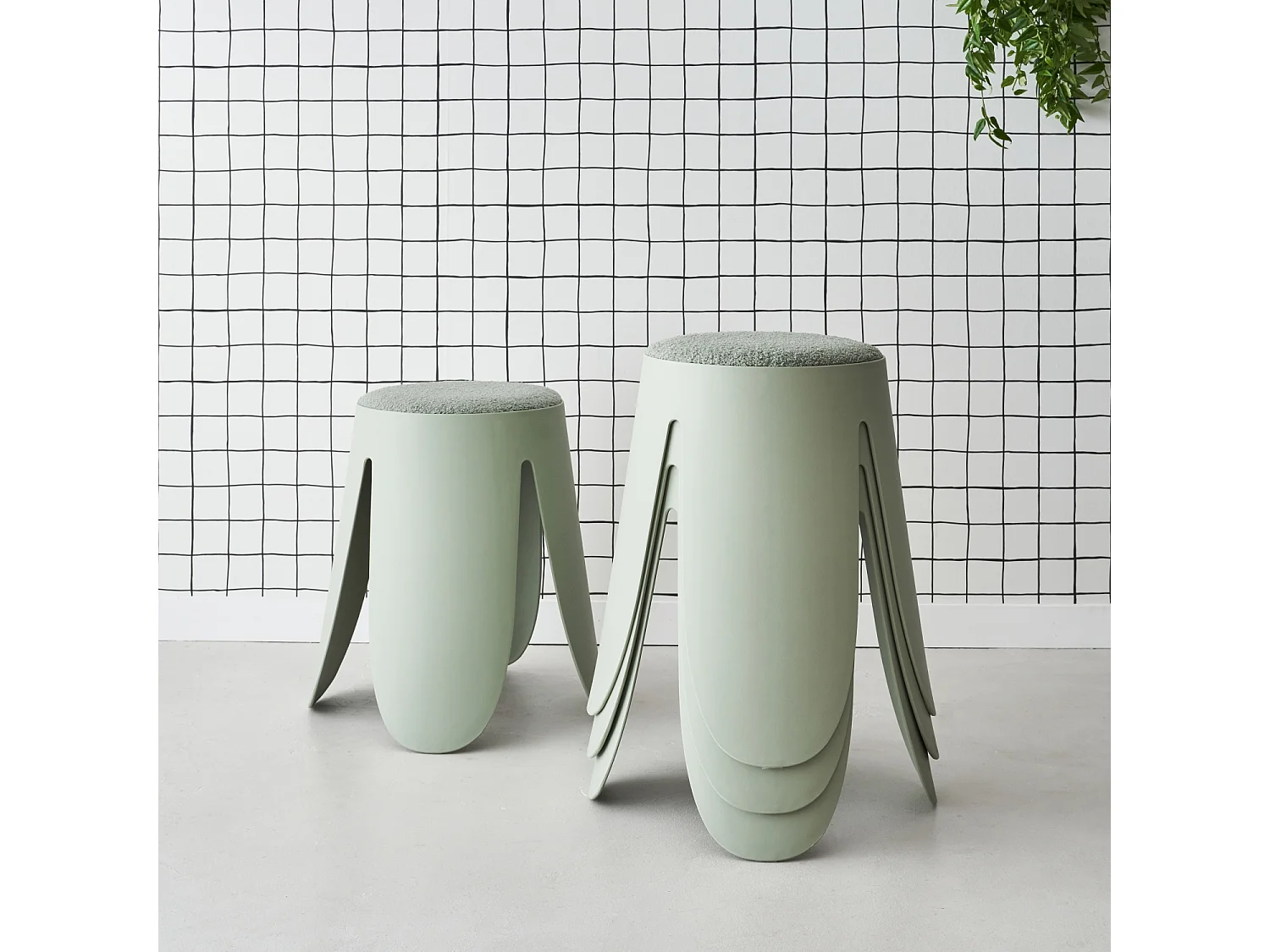 Set de 4 tabourets empilables verts céladon. bouclette texturée. NIKI. Ø30 / 44 x H46cm