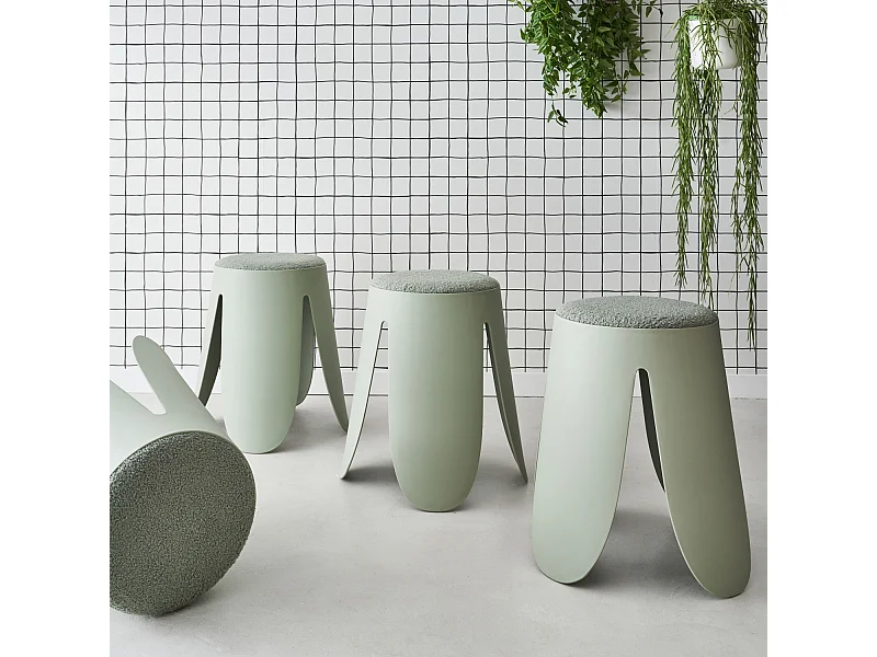 Set di 4 sgabelli impilabili in materiale bouclé, verde celadon