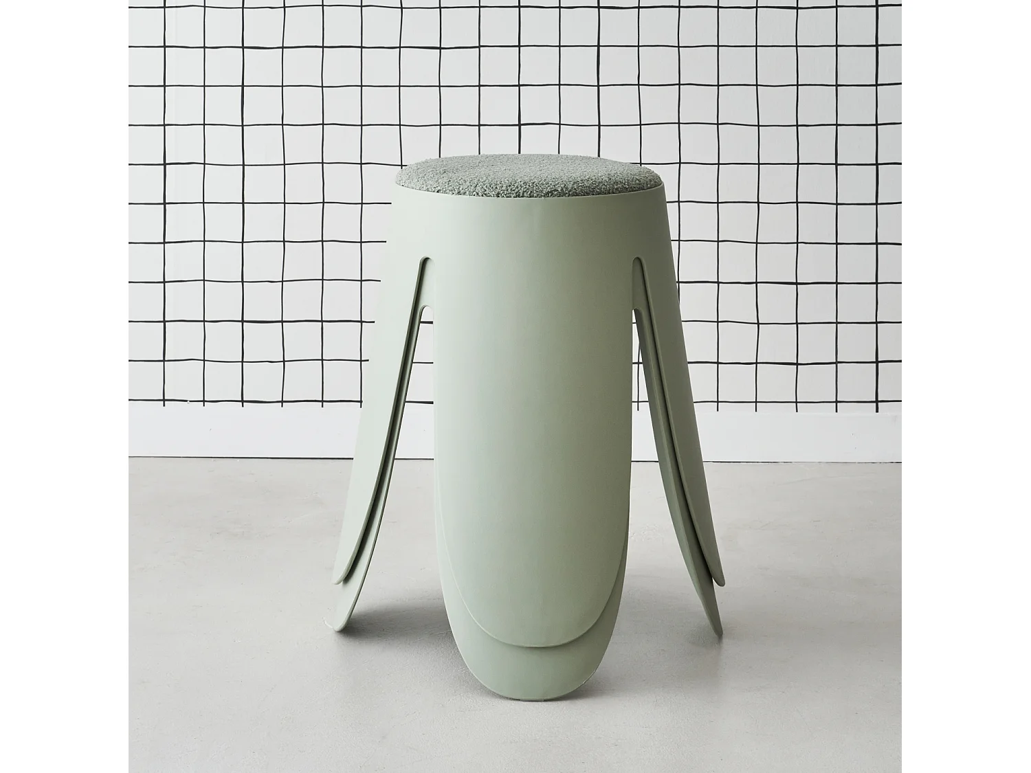 Set de 2 tabourets empilables vert céladon. bouclette texturée. NIKI. Ø30 / 44 x H46cm