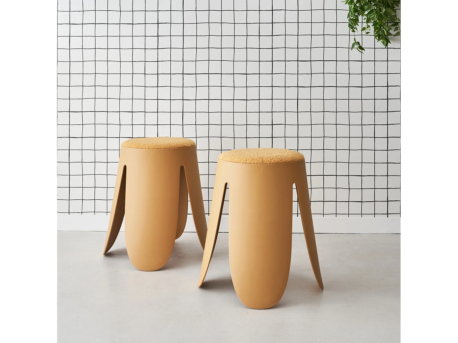 Taburete apilable con asiento texturado, set de 2 mostaza