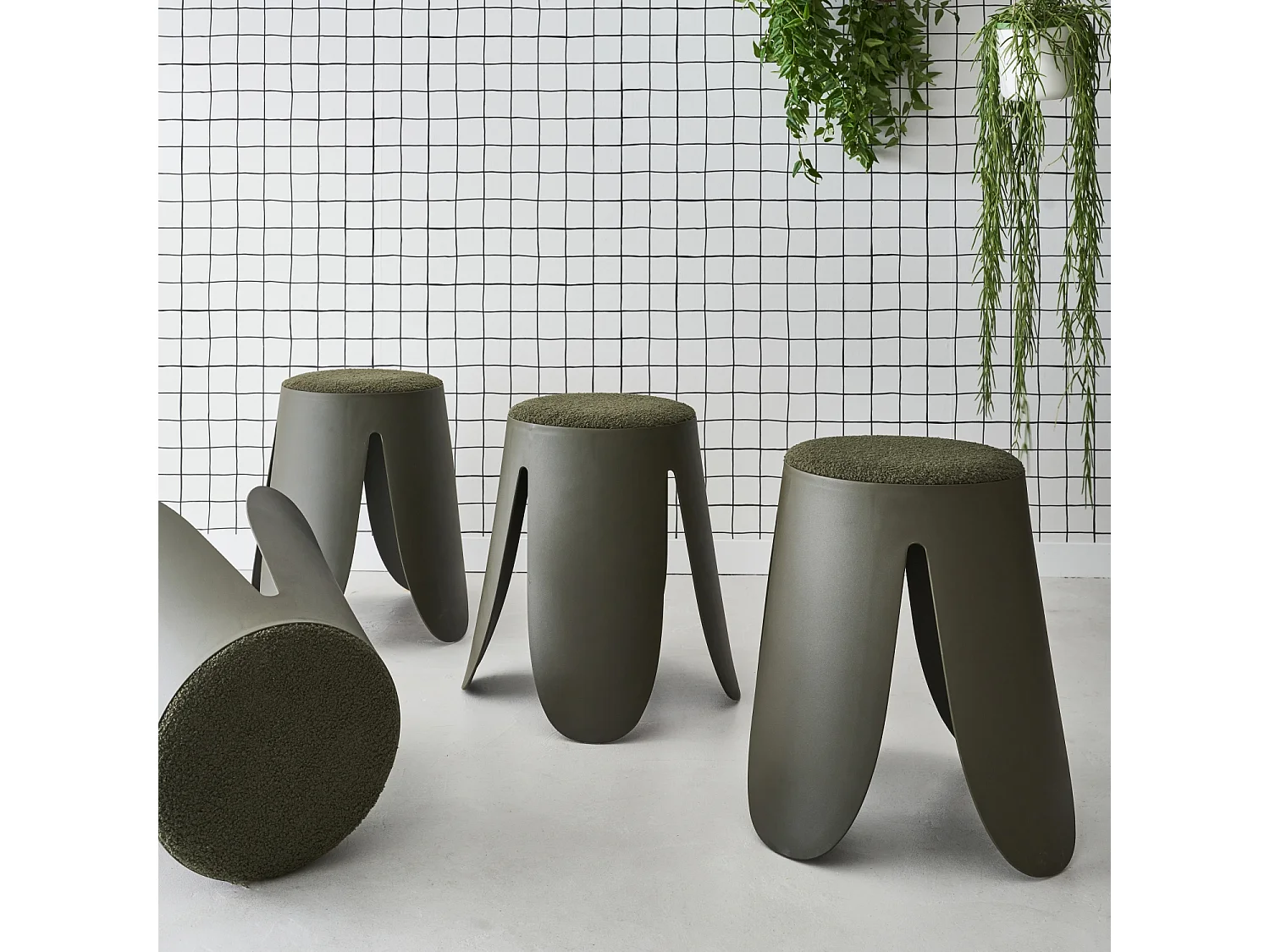 Set de 4 tabourets empilables kaki foncé. bouclette texturée. NIKI. Ø30 / 44 x H46cm