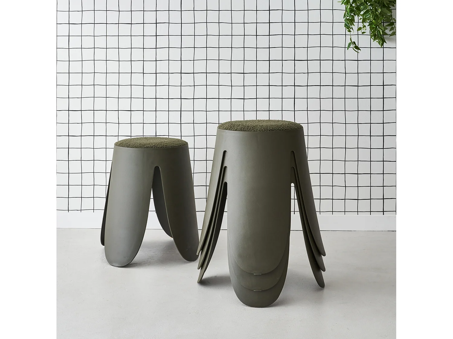 Set de 4 tabourets empilables kaki foncé. bouclette texturée. NIKI. Ø30 / 44 x H46cm