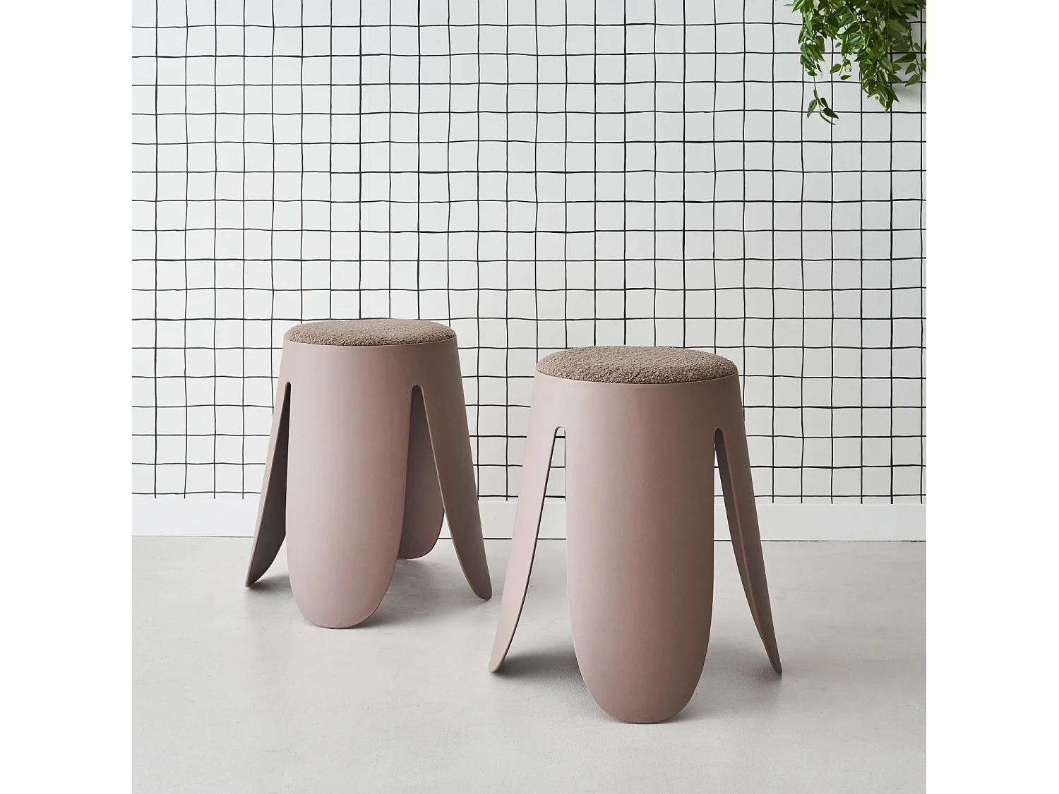 Set de 2 tabourets empilables marrons. bouclette texturée. NIKI. Ø30 / 44 x H46cm