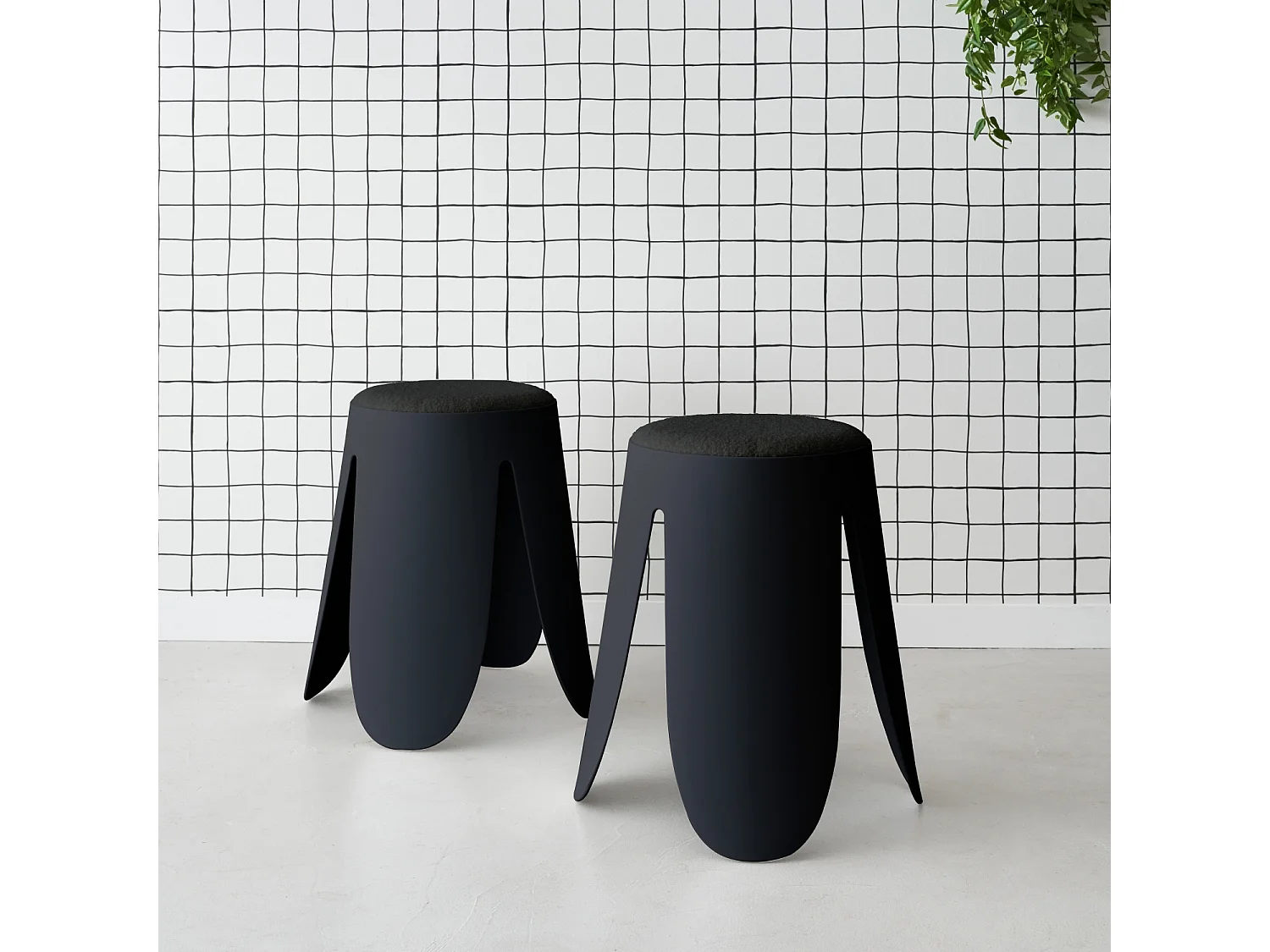 Set de 2 tabourets empilables noirs. bouclette texturée. NIKI. Ø30 / 44 x H46cm