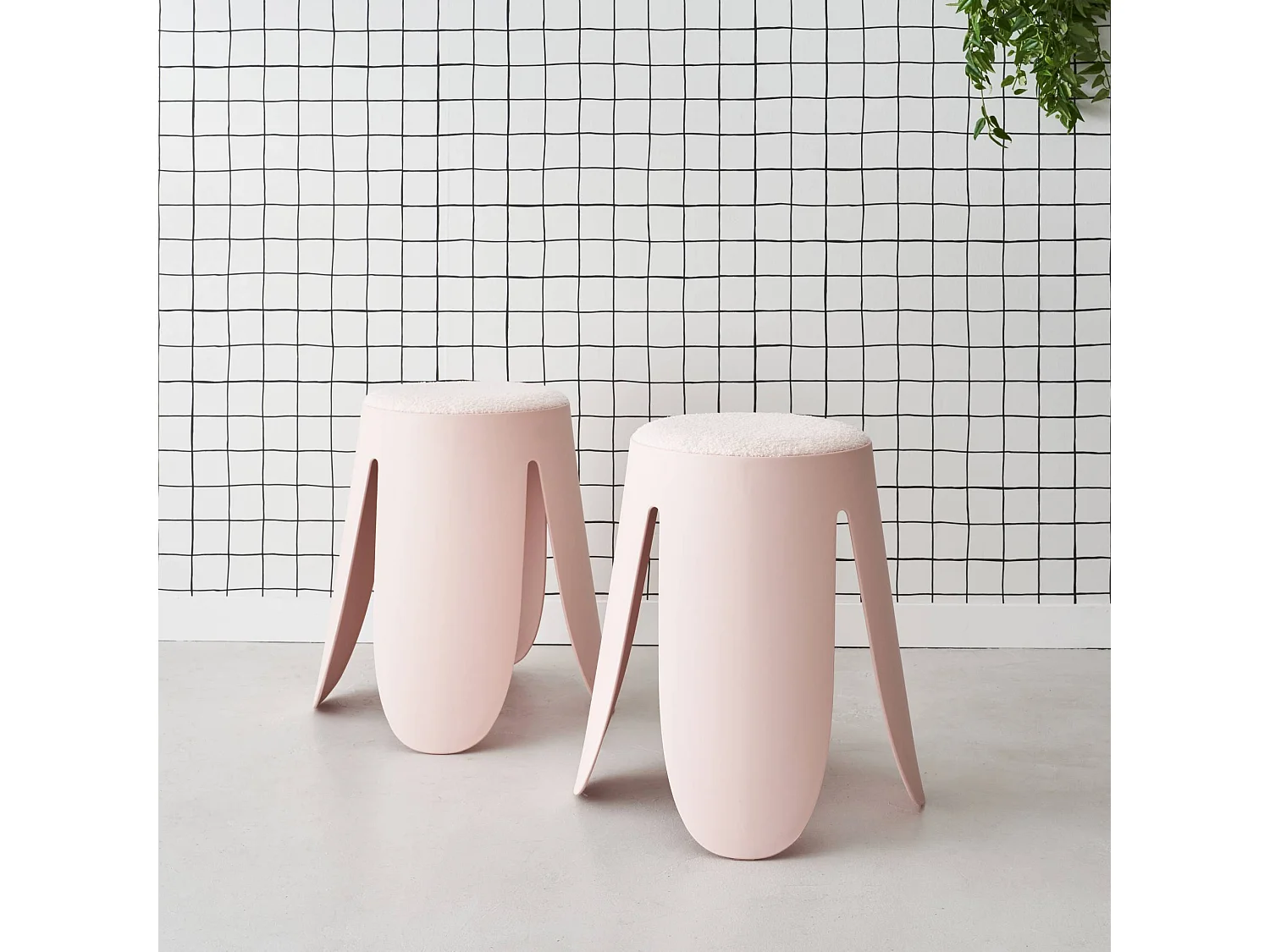 Set de 2 tabourets empilables roses. bouclette texturée. NIKI. Ø30 / 44 x H46cm