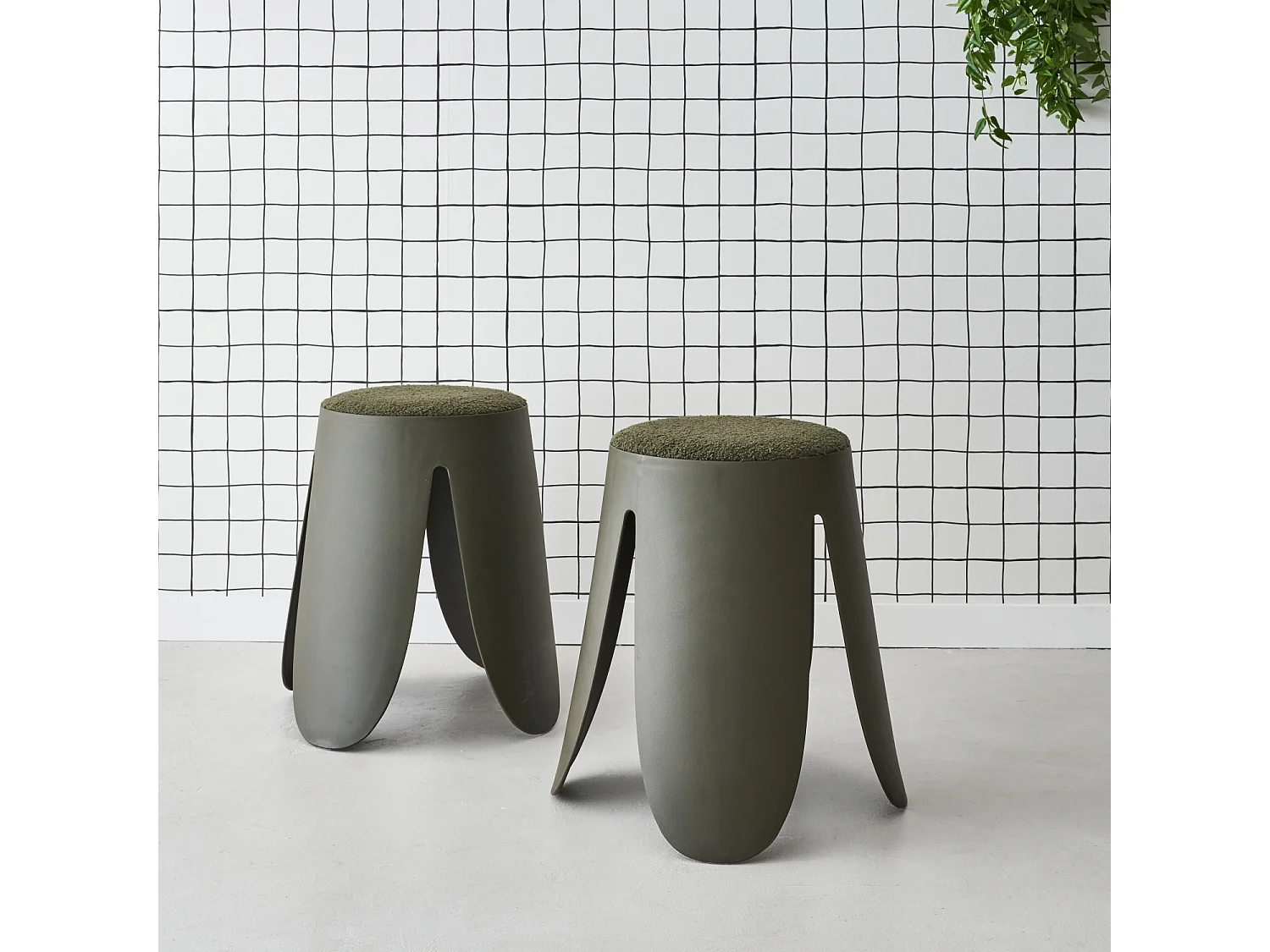 Set de 2 tabourets empilables vert foncé . bouclette texturée. NIKI. Ø30 / 44 x H46cm