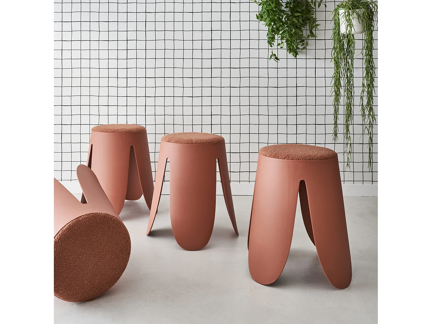 Set de 4 tabourets empilables terracotta. bouclette texturée. NIKI. Ø30 / 44 x H46cm