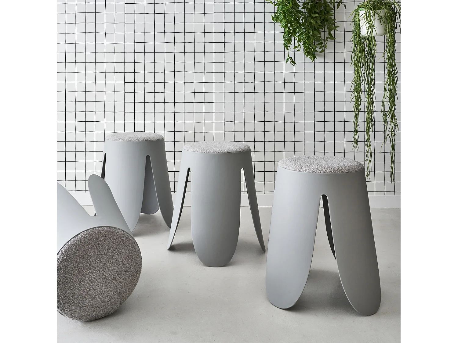 Set de 4 tabourets empilables gris clairs. bouclette texturée. NIKI. Ø30 / 44 x H46cm