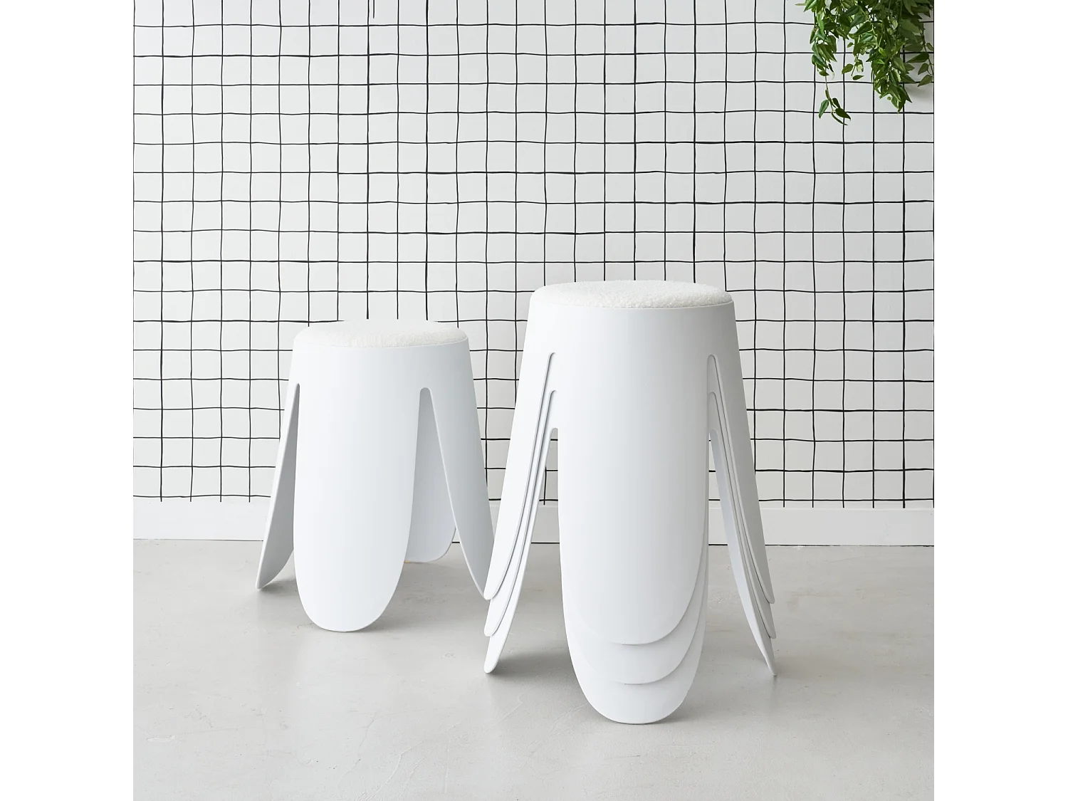 Set de 4 tabourets empilables blancs. bouclette texturée. NIKI. Ø30 / 44 x H46cm