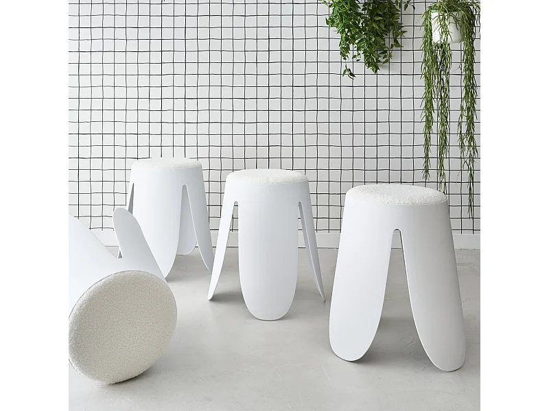 Set di 4 sgabelli impilabili in materiale bouclé, bianco