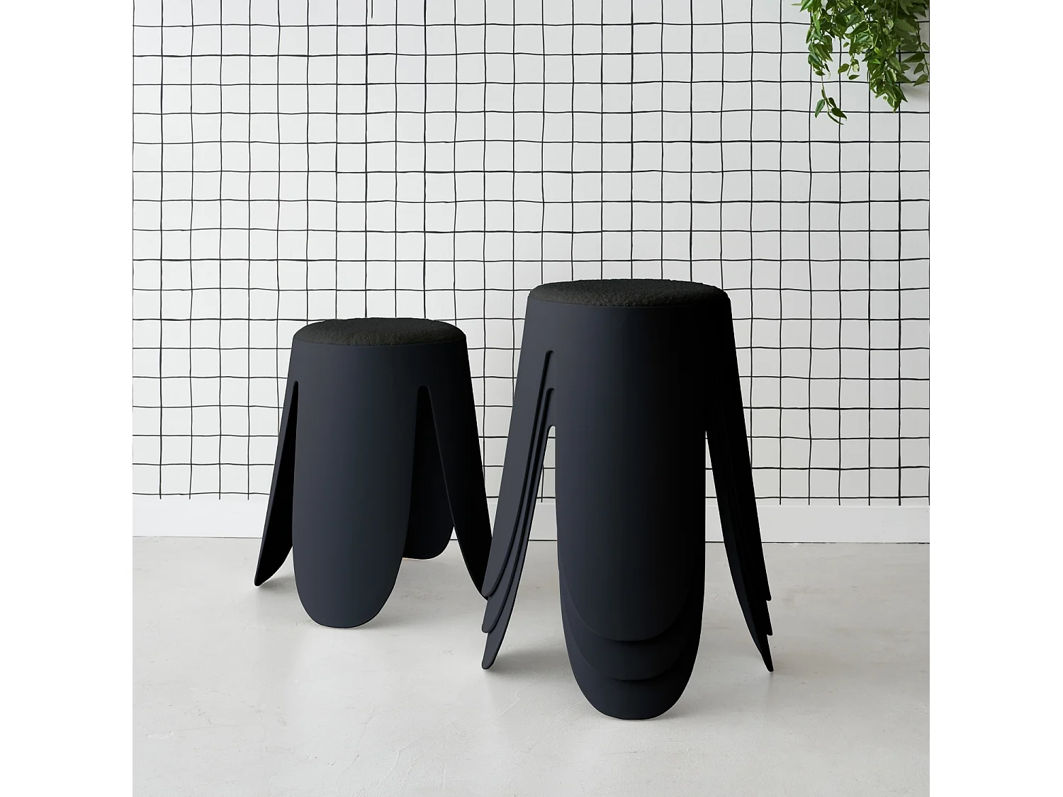 Set de 4 tabourets empilables noirs. bouclette texturée. NIKI. Ø30 / 44 x H46cm