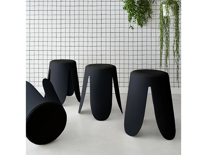 Set di 4 sgabelli impilabili in materiale bouclé, nero