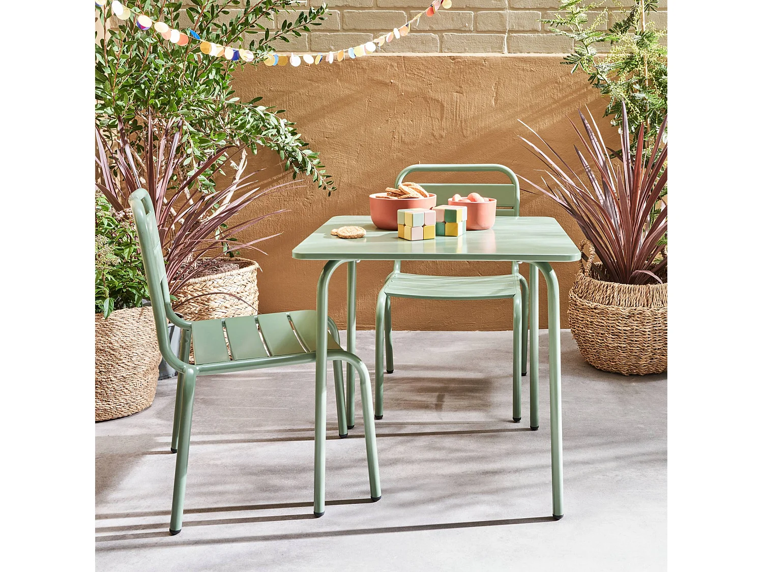 Table de jardin enfant métal + 2 assises vert de gris Anna. 48x48cm