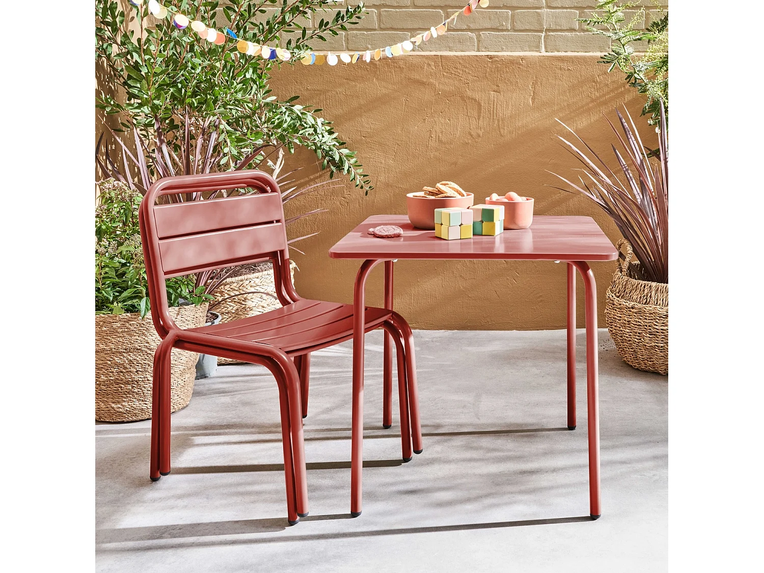 Set tavolino in metallo per bambini e 2 sedie, terracotta