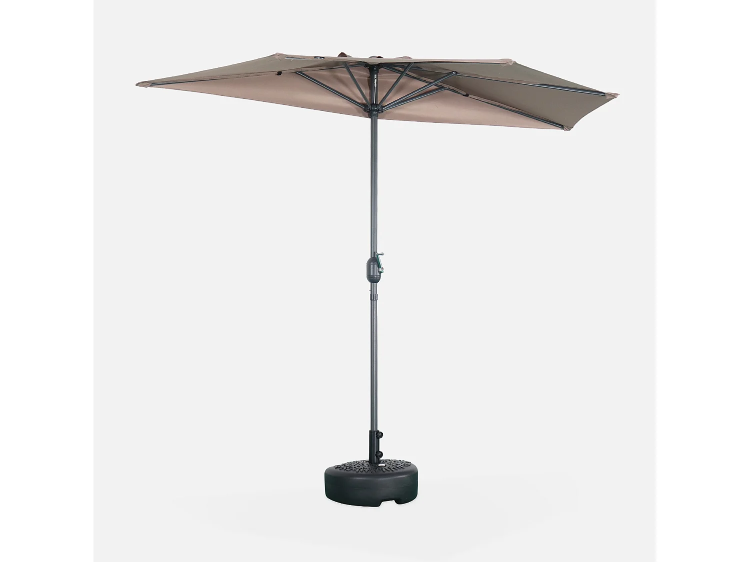 Parasol de balcon Ø250cm  – CALVI – Demi-parasol droit. mât central en aluminium avec manivelle d’ouverture. toile taupe