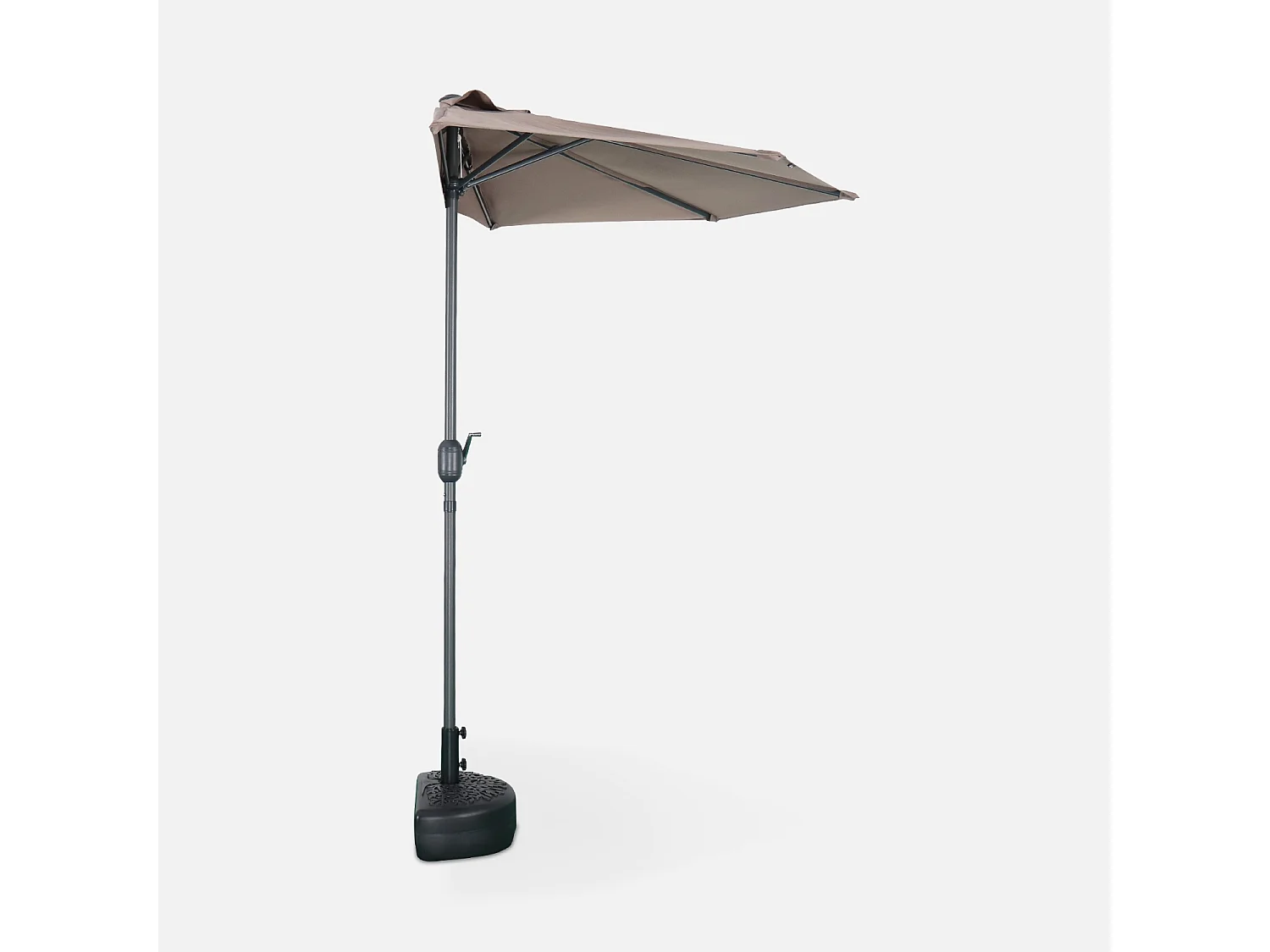Parasol de balcon Ø250cm  – CALVI – Demi-parasol droit. mât central en aluminium avec manivelle d’ouverture. toile taupe