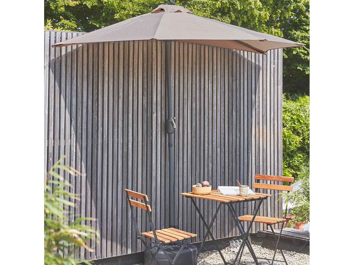 Parasol de balcon Ø250cm  – CALVI – Demi-parasol droit. mât central en aluminium avec manivelle d’ouverture. toile taupe