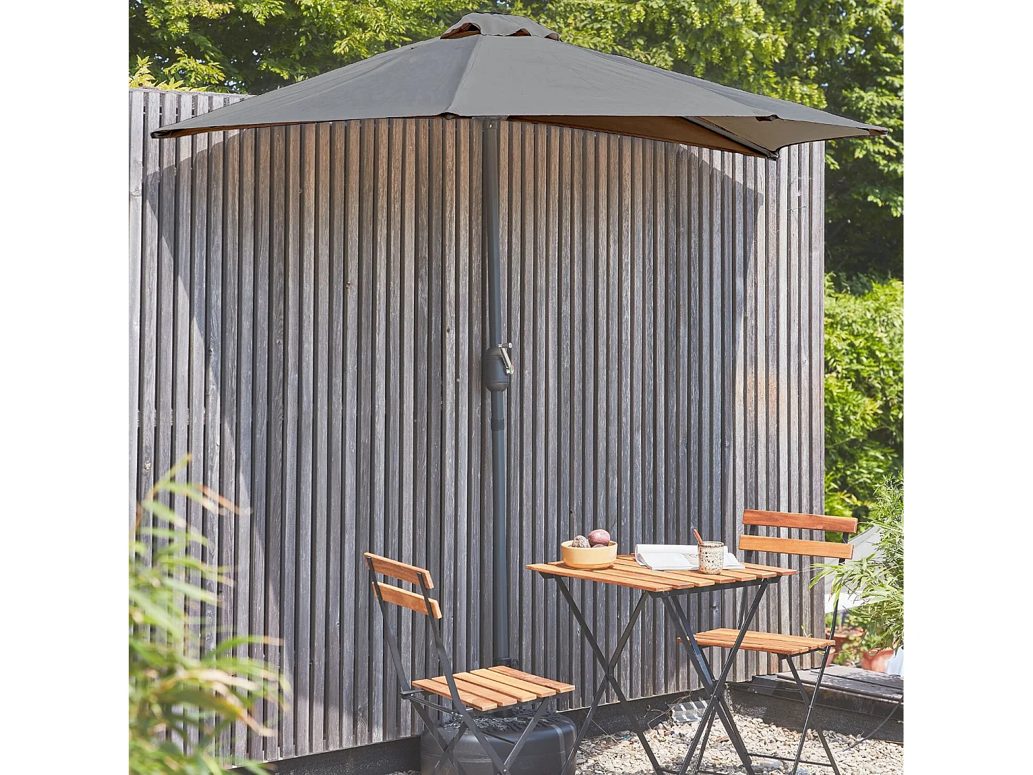 Parasol de balcon Ø250cm  – CALVI – Demi-parasol droit. mât central en aluminium avec manivelle d’ouverture. toile grise